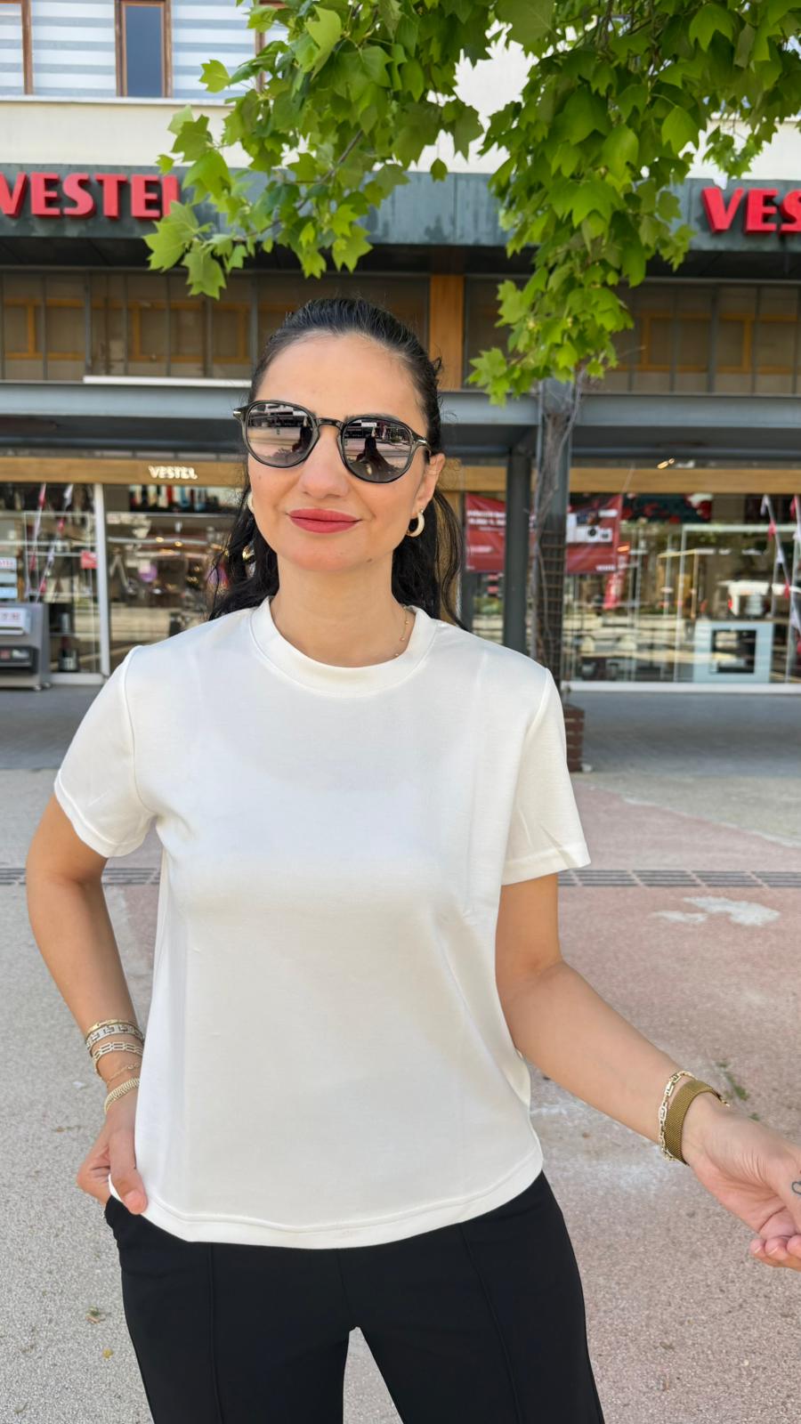 KISA KOLLU KREM TŞÖRT