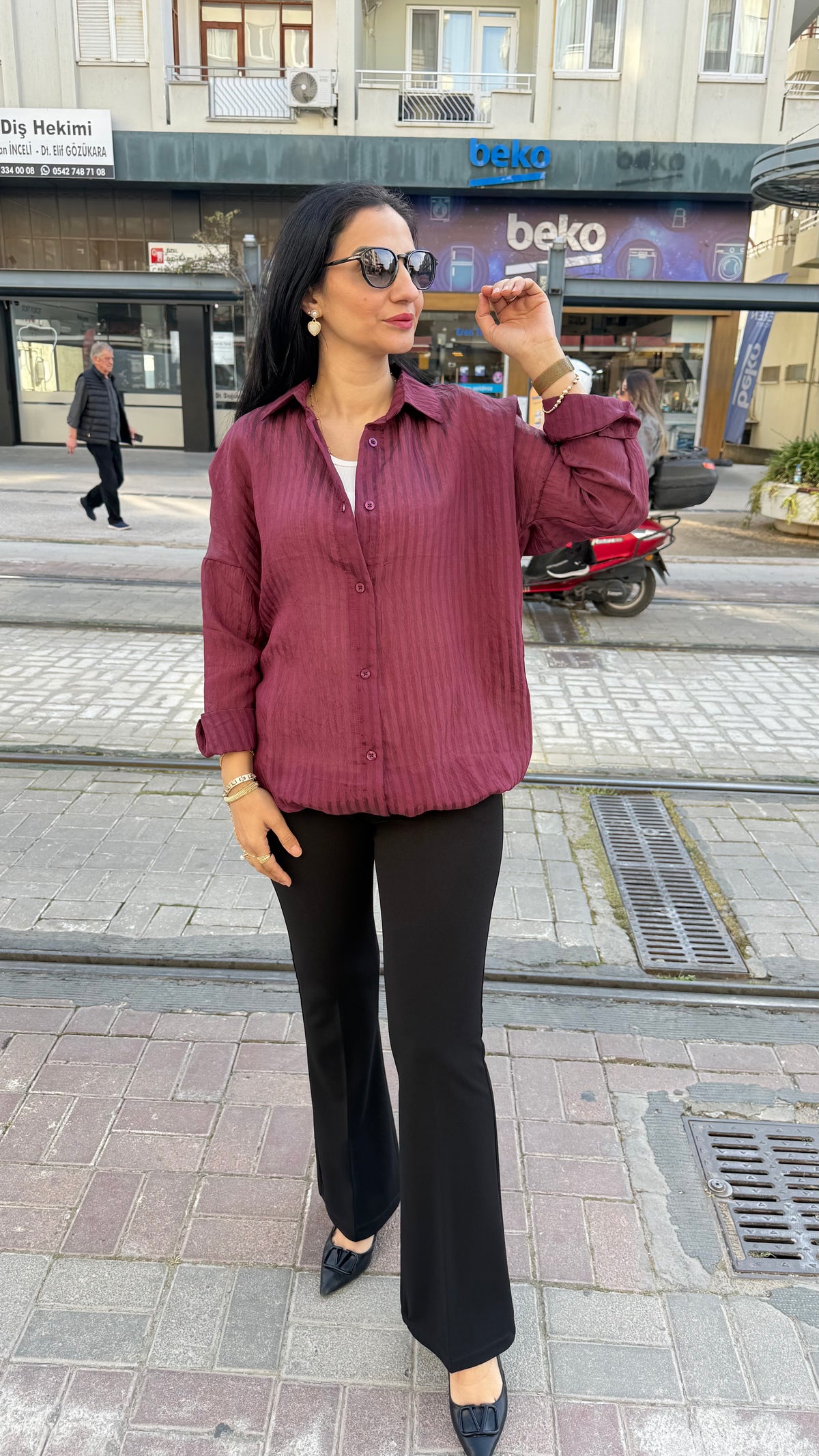 Bordo atletli gömlek