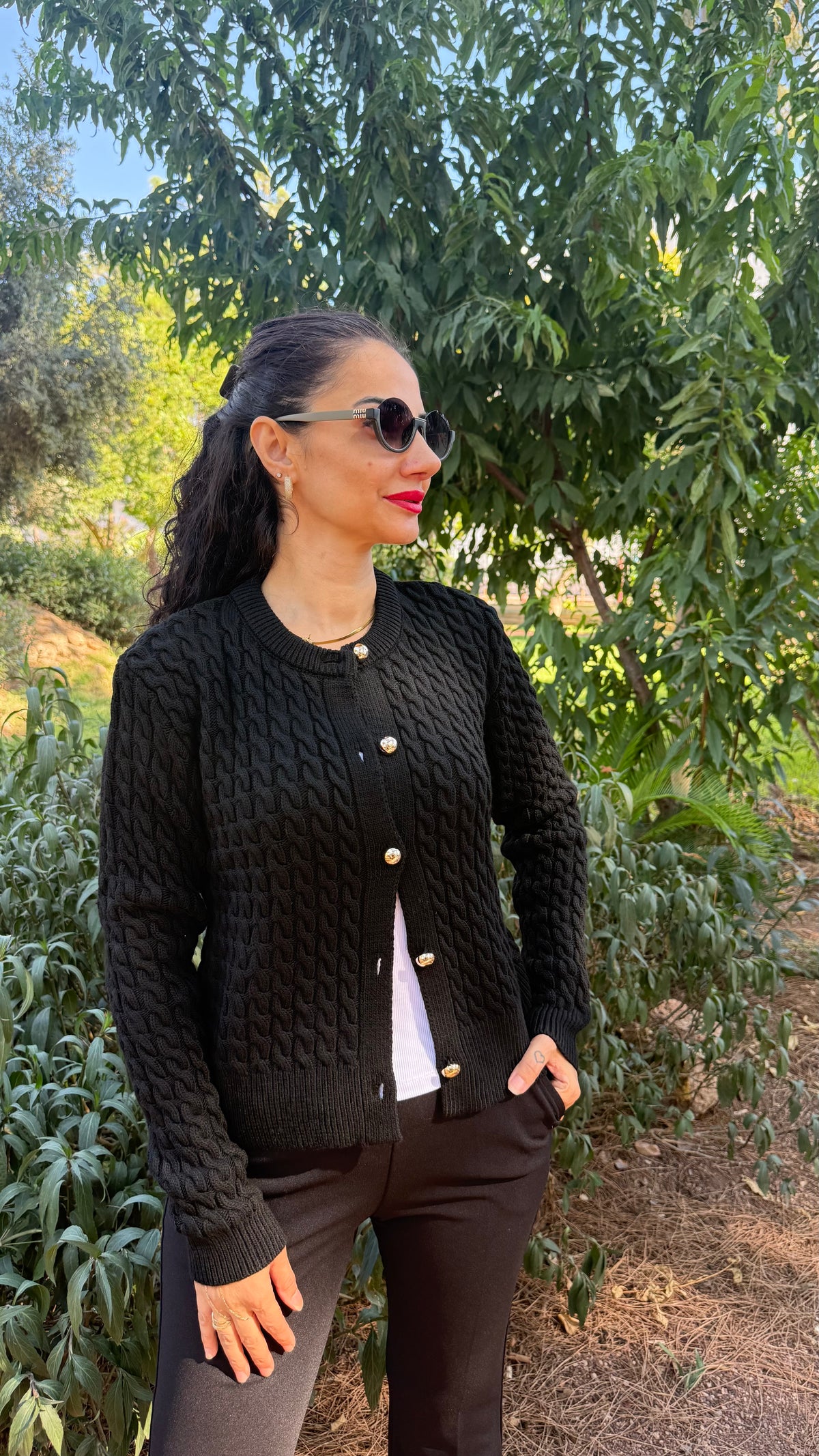 Saç örgü detaylı siyah hırka