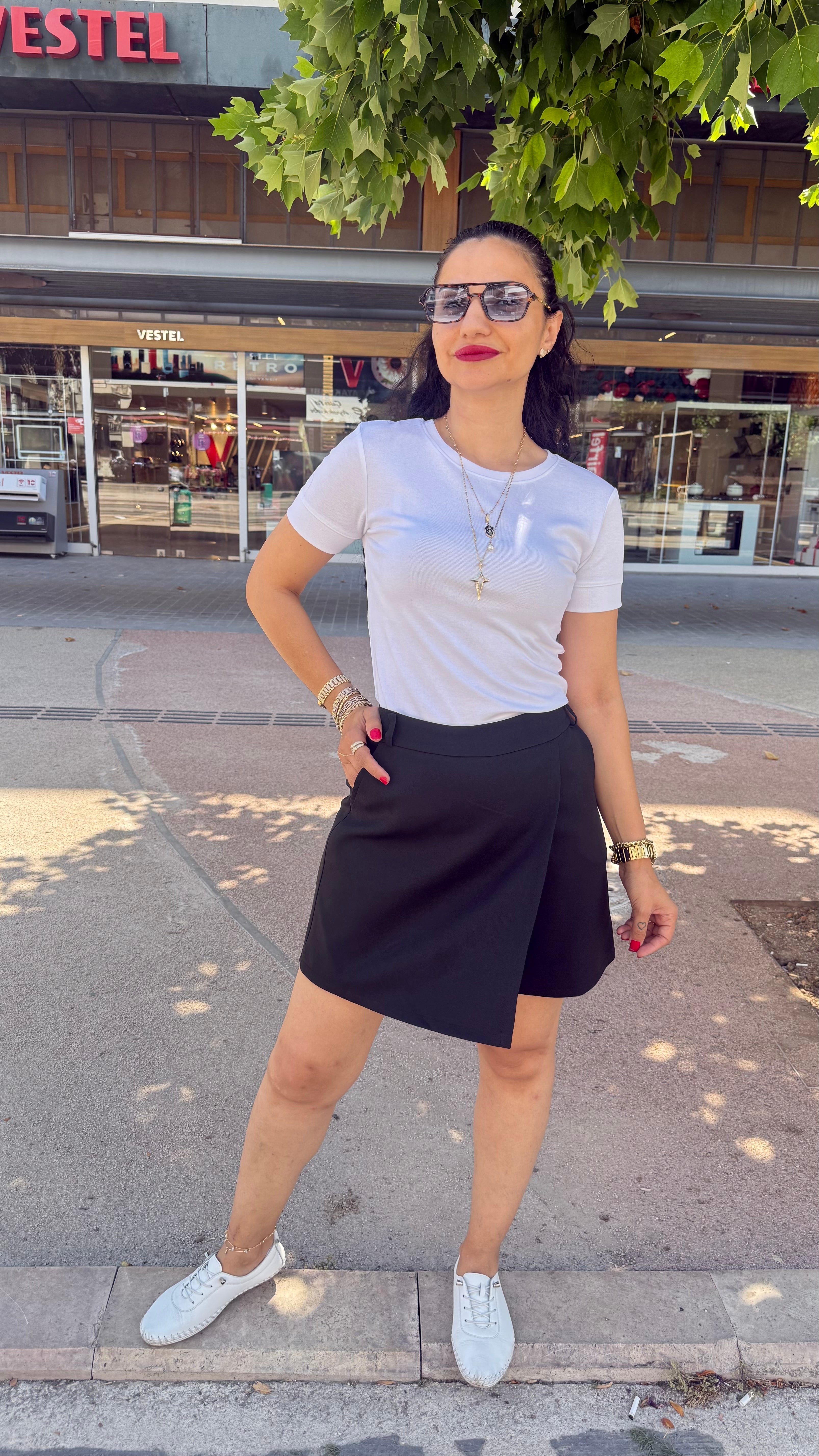 Siyah şort etek