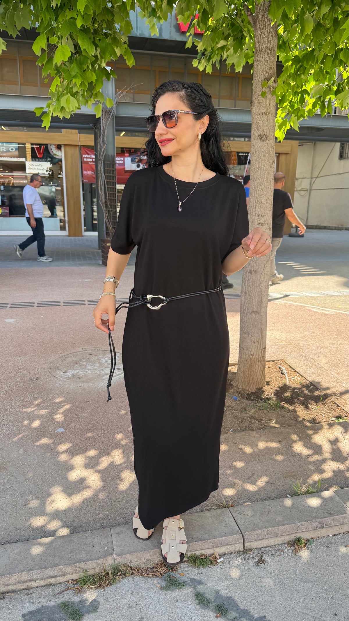 Siyah kemerli elbise