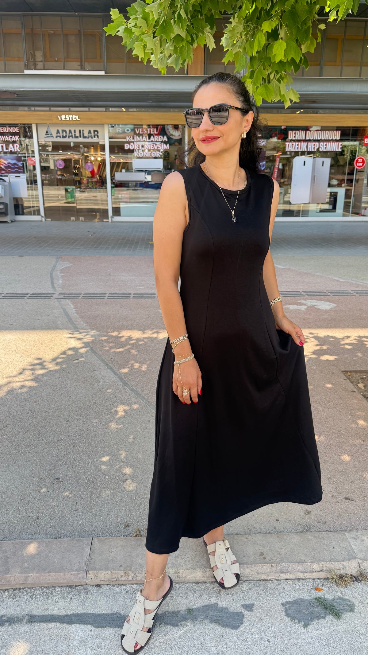 kalın askılı siyah elbise