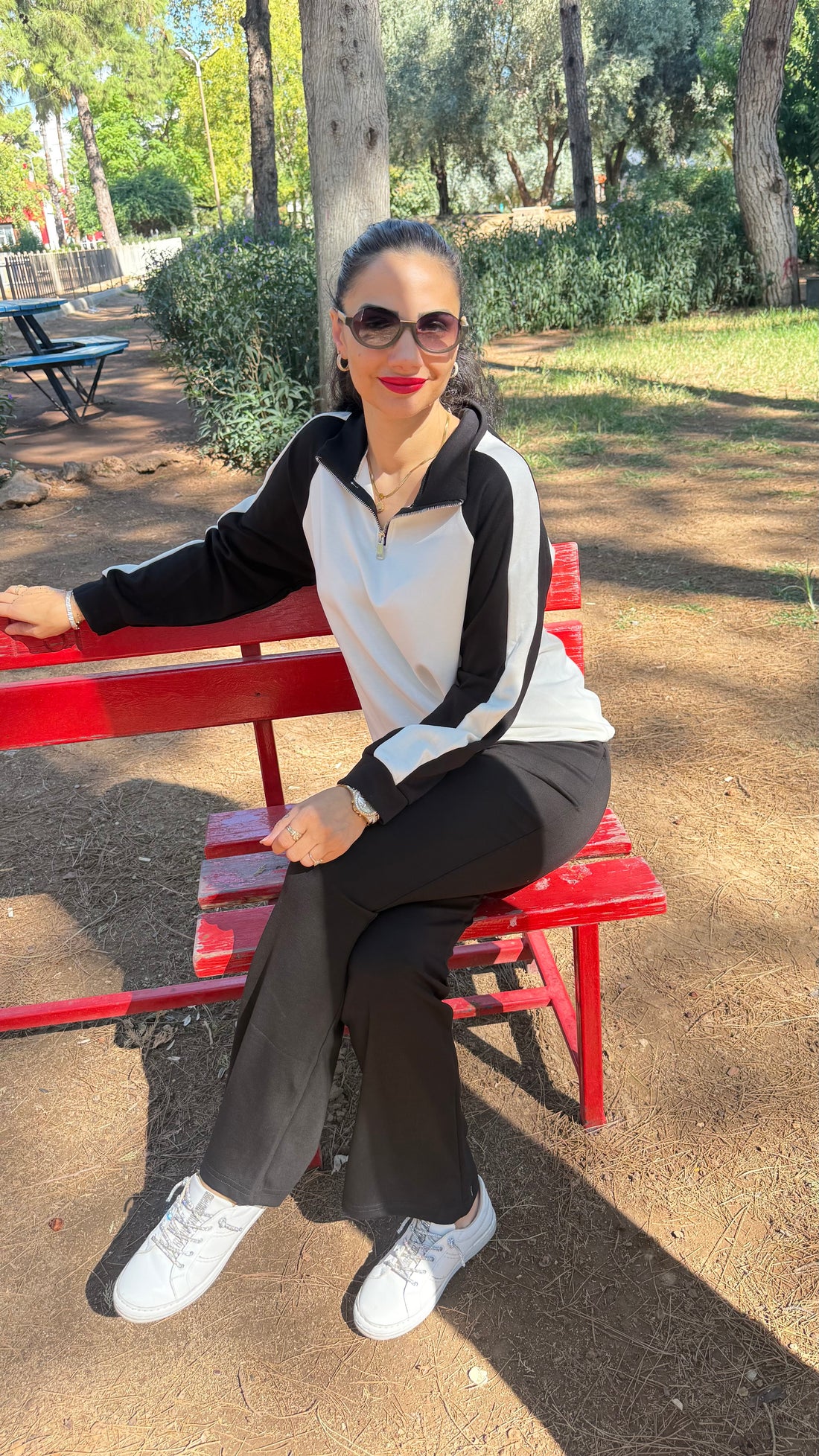Siyah fermuarlı takım