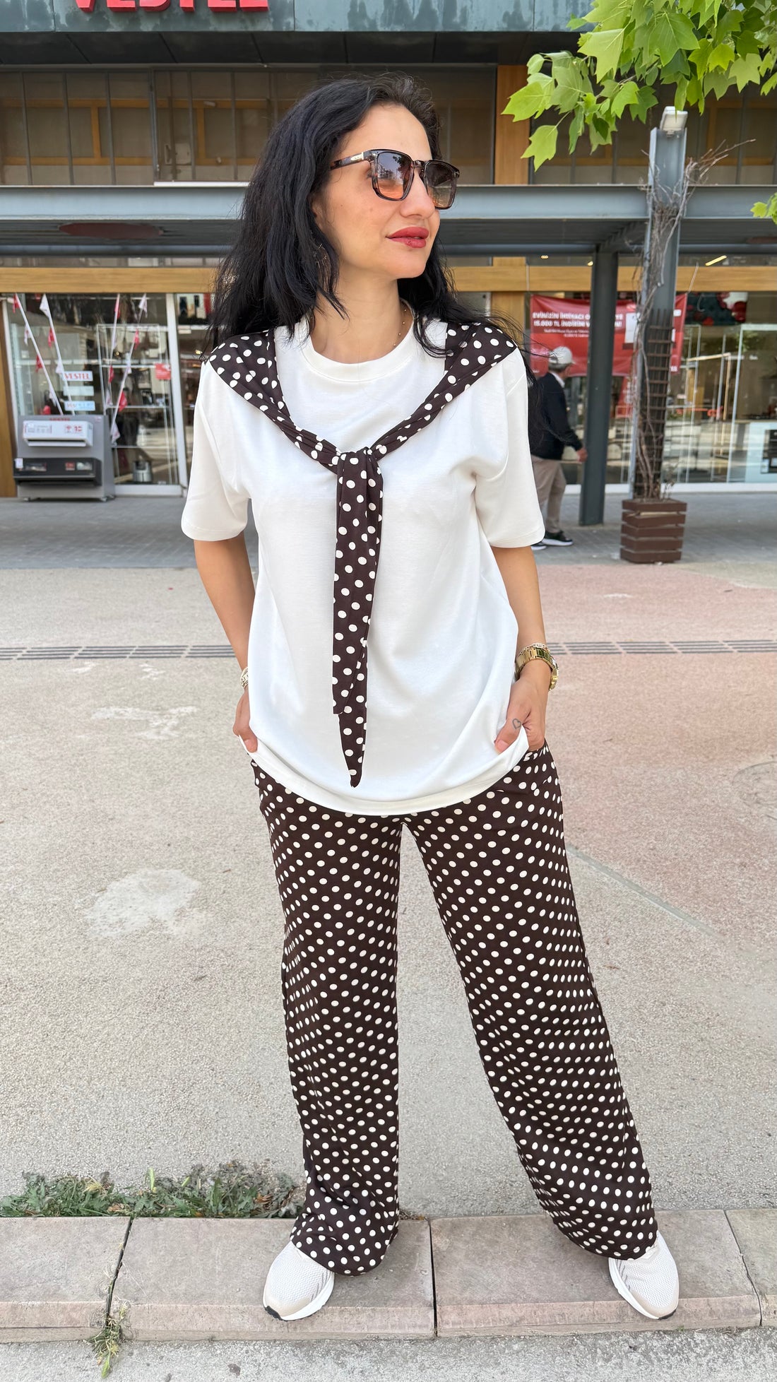 Puantiyeli kahverengi takım