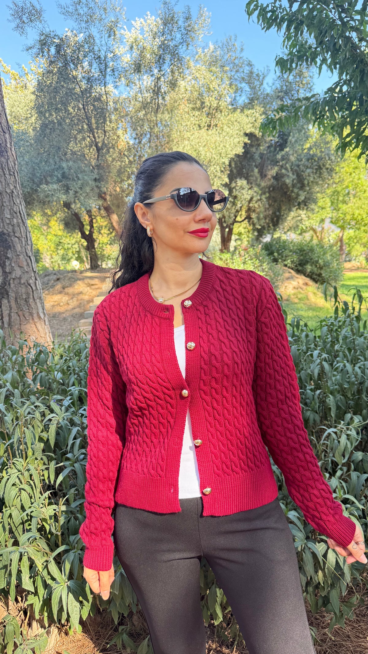 Saç örgü detaylı bordo hırka